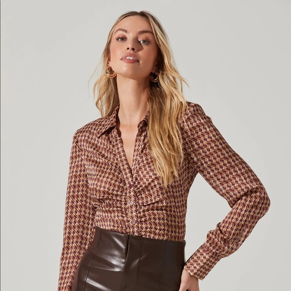 Astr The Label Ruched Button Up Top - image 3